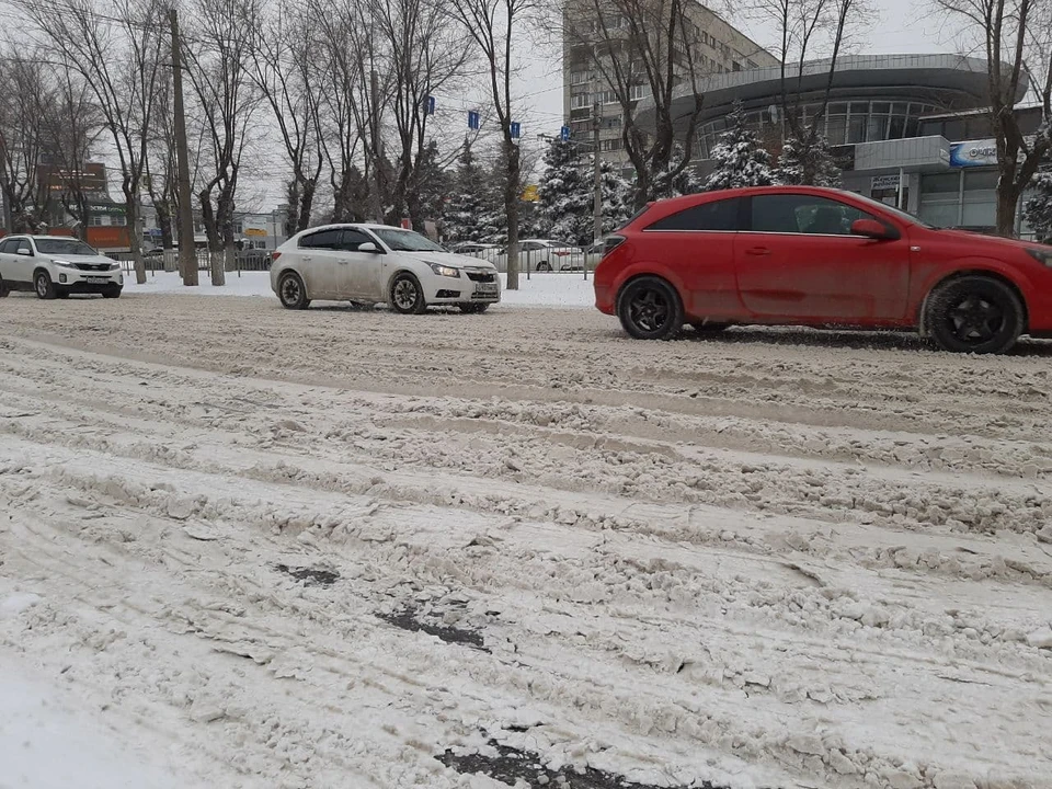 Волгоград продолжает увязать в снегу