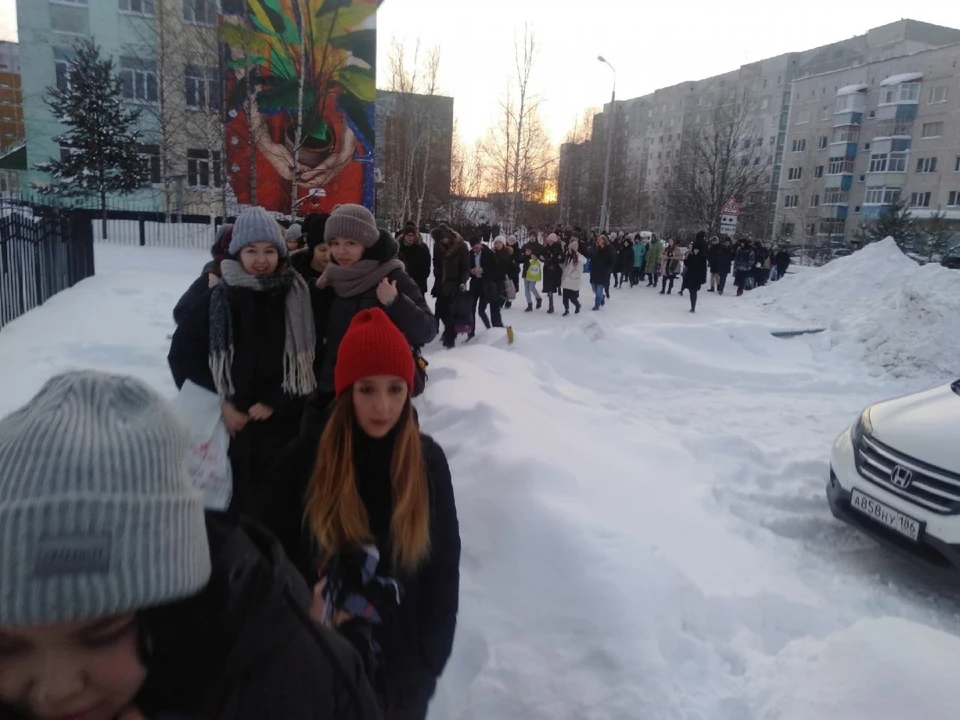 В пяти школах Нижневартовска эвакуировали учеников из-за сообщений о минировании Фото: паблик "ЧП ДТП ХМАО"