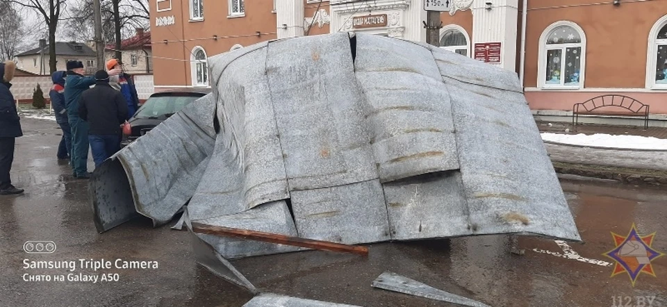 Ветер в Беларуси в первый день Старого Нового года натворил немало бед. Фото: www.mchs.gov.by