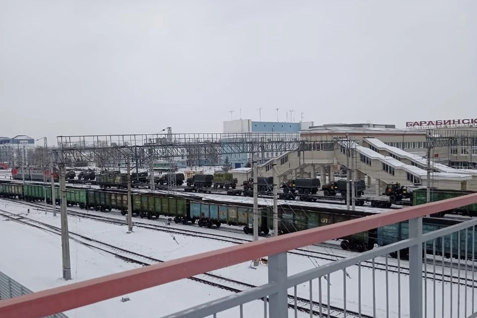 Военная техника стояла на железнодорожных путях. Фото: "Новости дня Каинск. Барабинск"