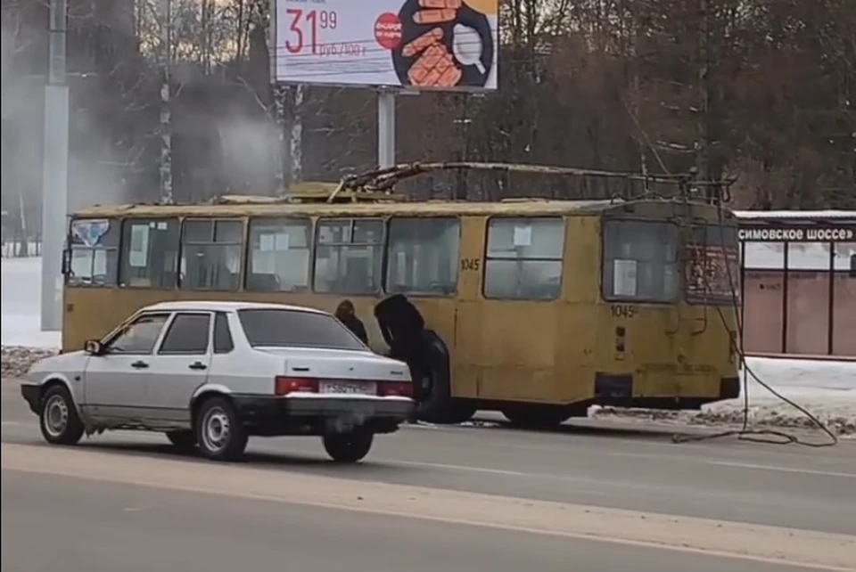 Рязанка сняла на видео, как на остановке «Касимовское шоссе» работники МУП «УРТ» пытаются потушить задымившийся троллейбус. Кадр видео пользователя www.instagram.com/utftx/