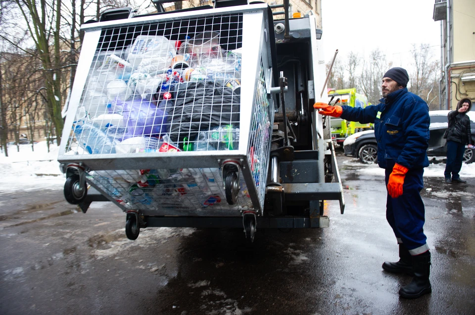 Вице-губернатор Валерий Пикалёв публично извинился перед жителями Петербурга за ситуацию с вывозом мусора