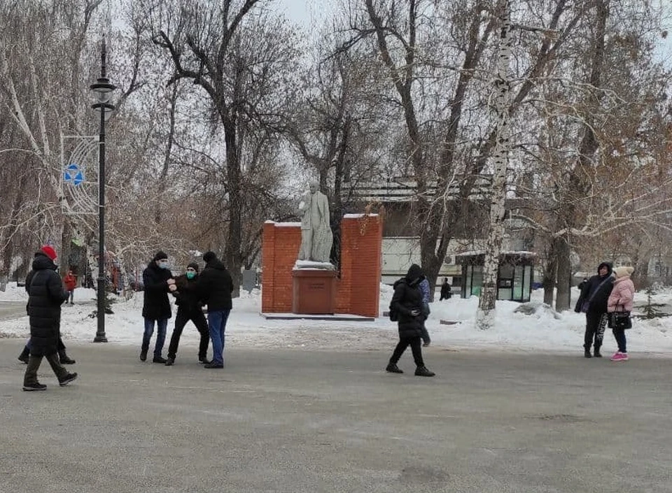 Памятник Вавилову стоит в завершении проспекта Кирова