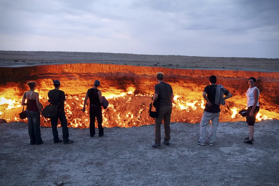 Туристы у газового кратера "Врата ада" ("Дервезе") в Туркменистане.
