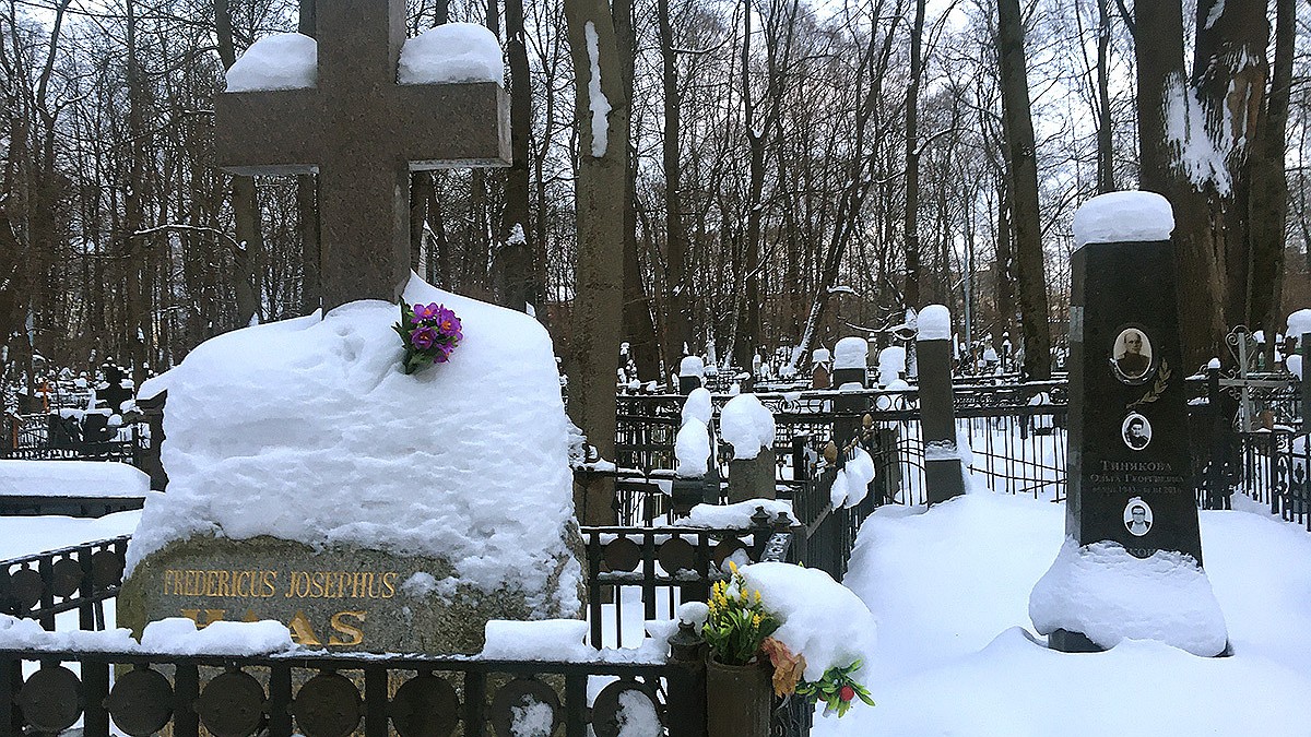 Новогодние праздники на погосте: фанаты фигурного катания и будущие  рестораторы облюбовали Введенское кладбище столицы - KP.RU