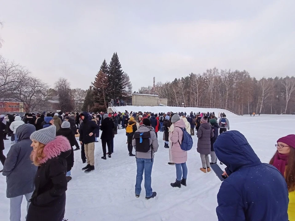 Студентов вывели на мороз к стадиону. Фото: Ненаучный городок