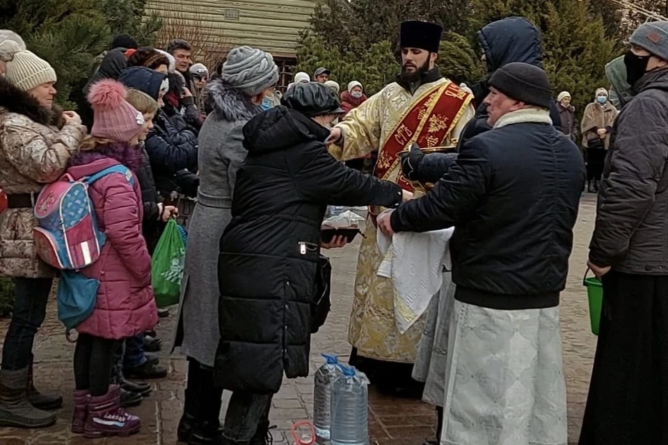 Ростовчане пришли на водосвятный молебен в храм на Западном. Фото: ПОПОВА Екатерина