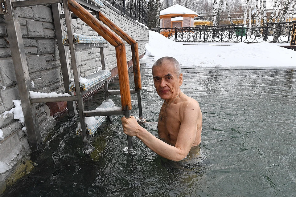 Геннадий Онищенко старается не пропускать крещенские купания.