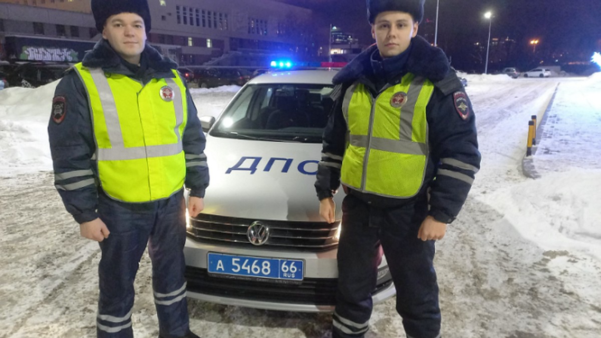 В Екатеринбурге сотрудники ГИБДД спасли водителя, которому стало плохо за  рулем - KP.RU