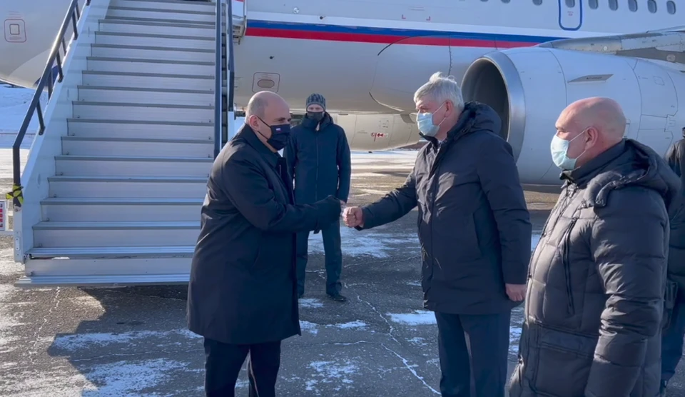 Александр Гусев встретил Михаила Мишустина прямо у трапа самолета.