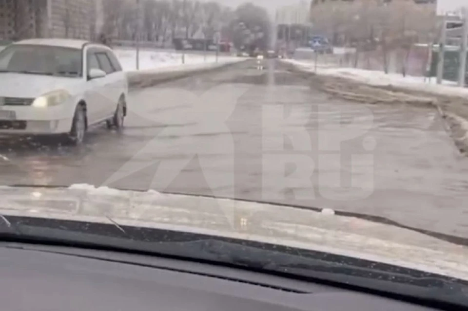 Пешеходам пришлось буквально плыть по тротуару Фото: кадр из видео