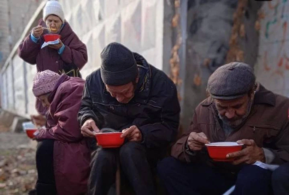 Волонтеры дважды в неделю кормят бездомных горячими обедами. Фото: Артем Тумасьян