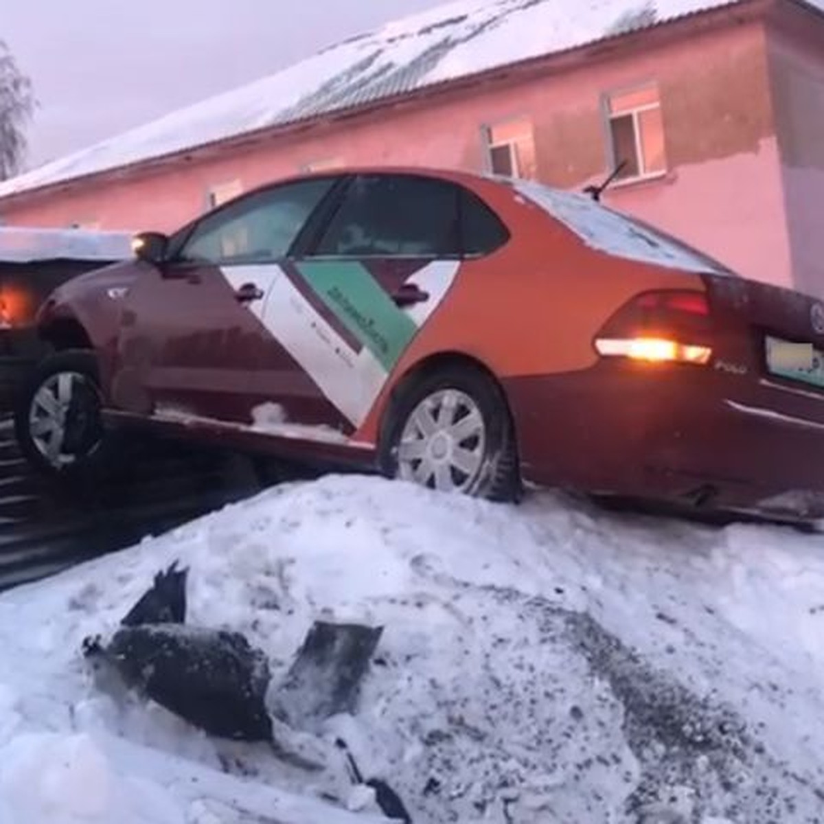 Ехал на свадьбу к другу: в Верхней Салде машина каршеринга взлетела на  сугробе и врезалась в забор - KP.RU