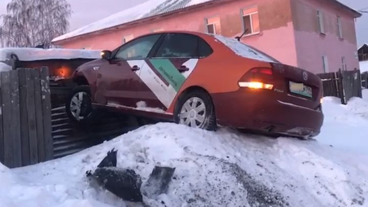 Ехал на свадьбу к другу: в Верхней Салде машина каршеринга взлетела на  сугробе и врезалась в забор - KP.RU