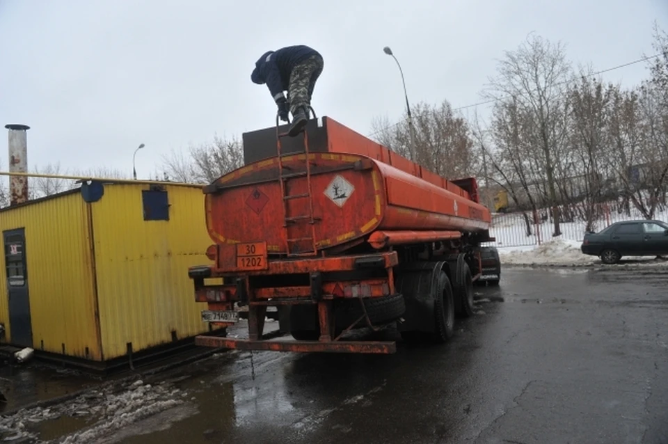 В Керчи на трассе загорелся бензовоз.