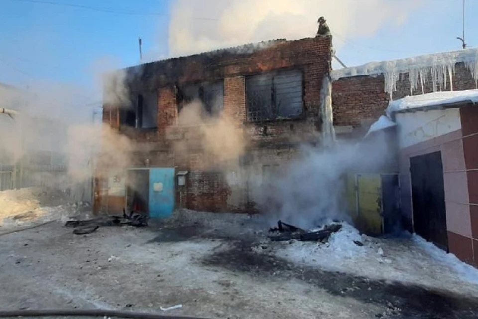 Пожарные потушили горящий цех в Октябрьском районе Новосибирска. Фото: МЧС 54.