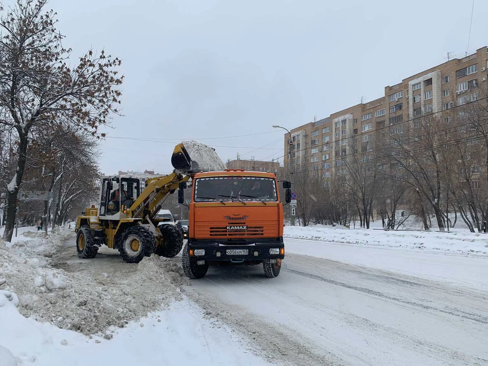 Рабочие вывозят снег на полигоны в режиме нон-стоп / Фото: администрация Самары