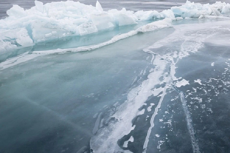 Кроссовер провалился под лед на Иркутском водохранилище