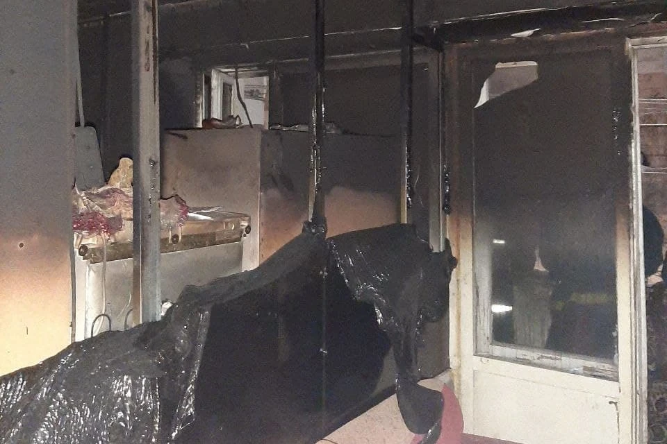 Обгорел внутренняя отделка в одной из квартир.