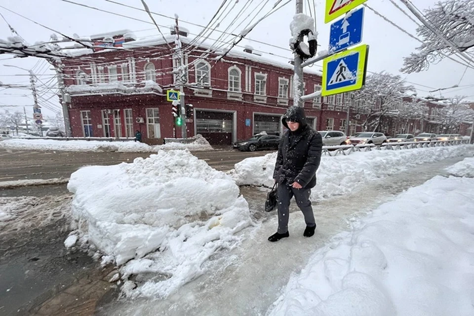 В Краснодаре продолжают ликвидировать последствия снегопада