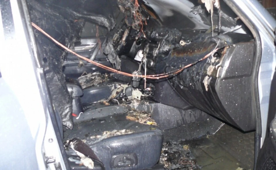 Разгневанный мужчина поджог чехлы зажигалкой. Автомобиль в итоге сгорел полностью.