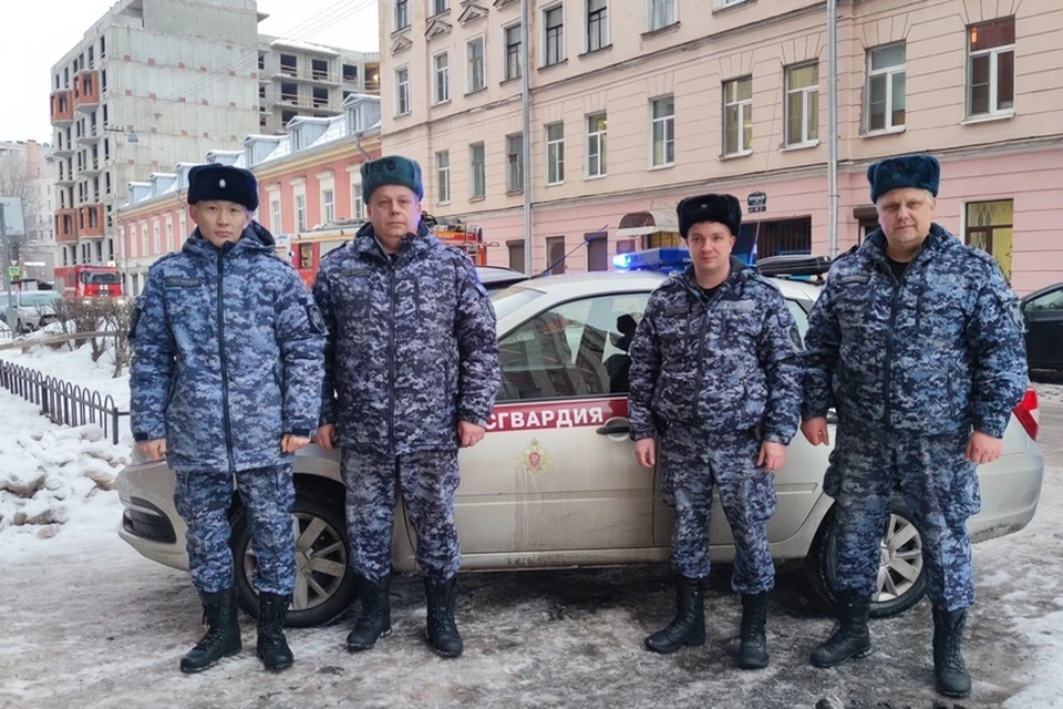 Сотрудники Росгвардии спасли мужчину из горящей квартиры в Петербурге / Фото: Росгвардия