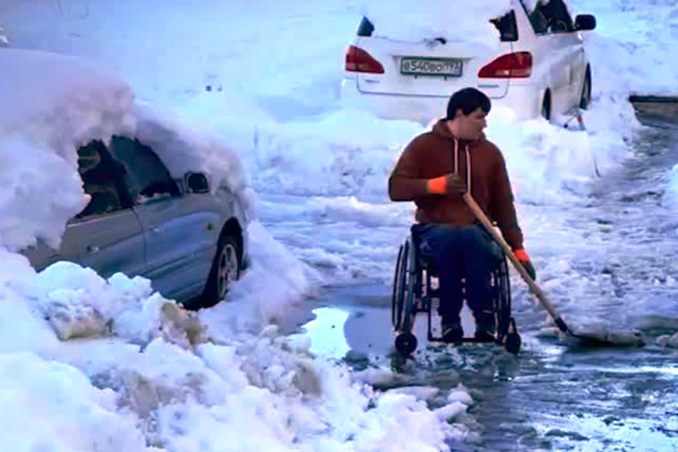 Видео с мужчиной на коляске, который чистил снег, вызвало бурную реакцию у общественности. Фото: tiktok.com/@likastark