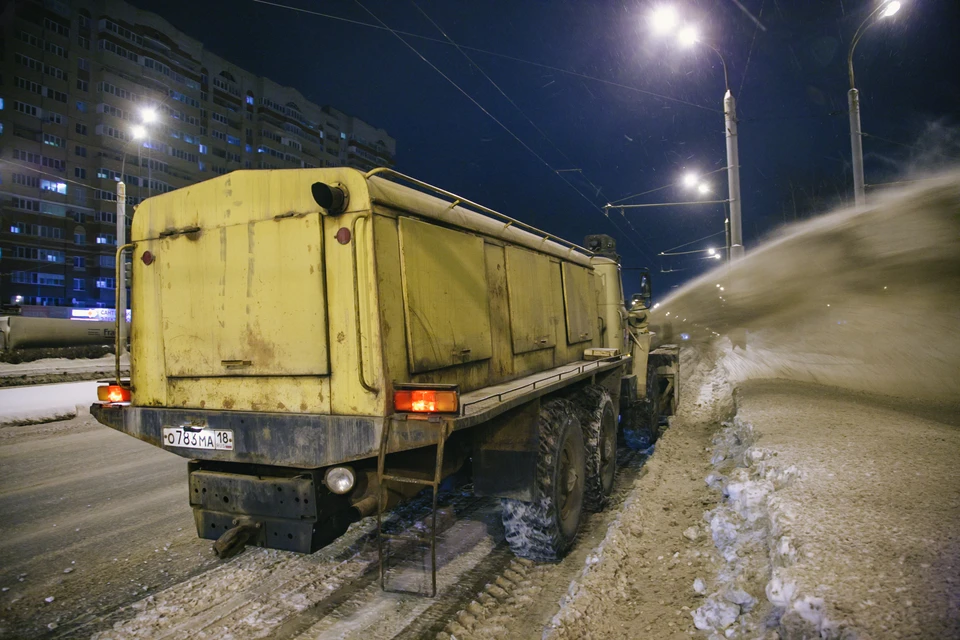 Для качественной уборки снега жителей просят не парковать машины на указанных участках. Фото: Сергей Грачев
