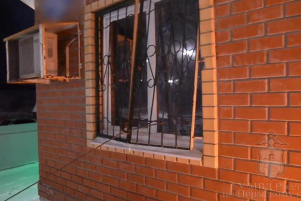 Решетки на окнах при штурме выдергивали тросом. Скриншот видео: ГУ МВД по Пермскому краю.