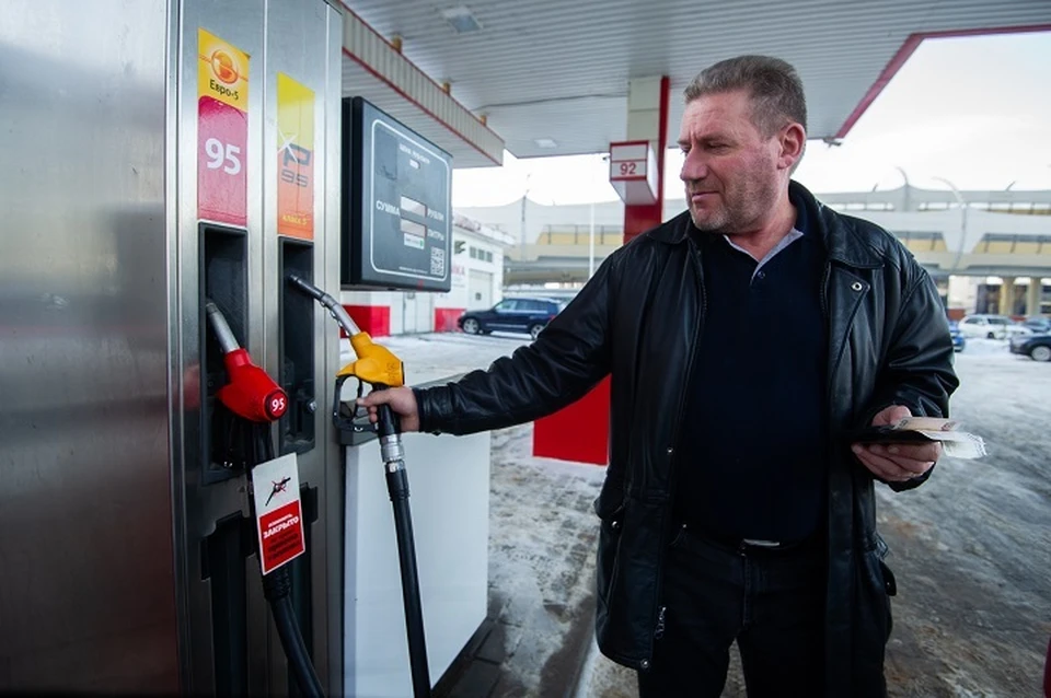 Цена на топливо преодолела психологическую отметку в 50 рублей за литр