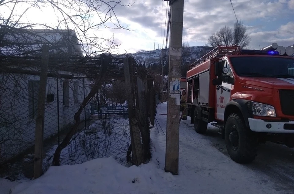 Из горящего здания вовремя вынесли газовый баллон, предотвратив взрыв. Фото: mchs.rk.gov.ru