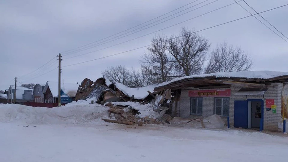 В Рыбновском районе под тяжестью снега обрушилась крыша местного магазина. Фото: издательство "Пресса".