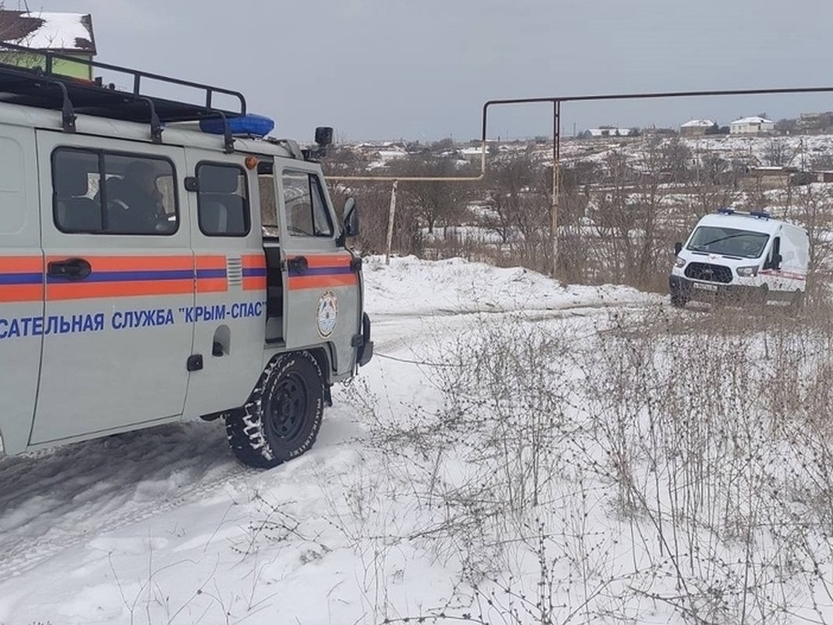 В Крыму на обледенелой трассе застряла машина «скорой» - KP.RU