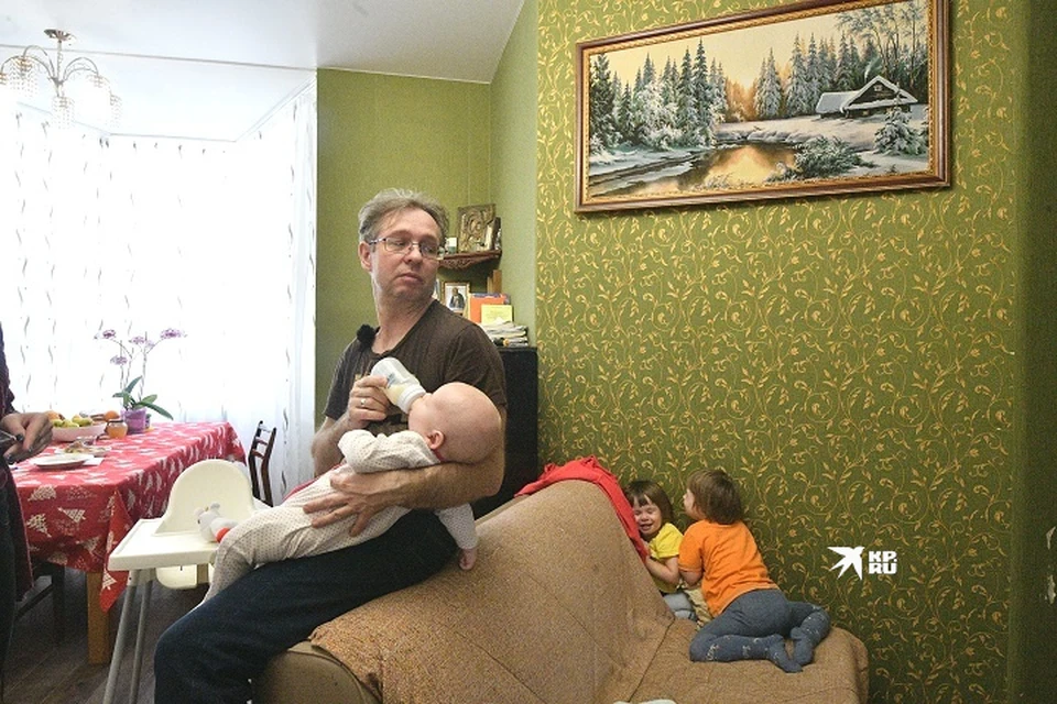 Виктор вдекрете, но вынужден выходить несколько раз в неделю на работу по 5-6 часов.