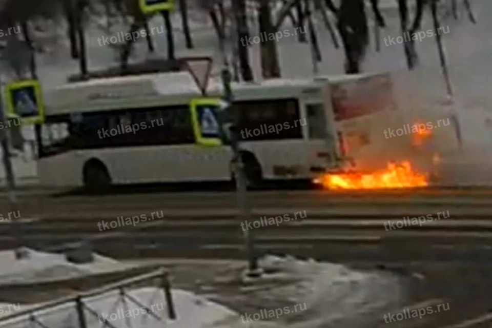 Мчащийся горящий автобус заметили в Красном Селе в Петербурге.