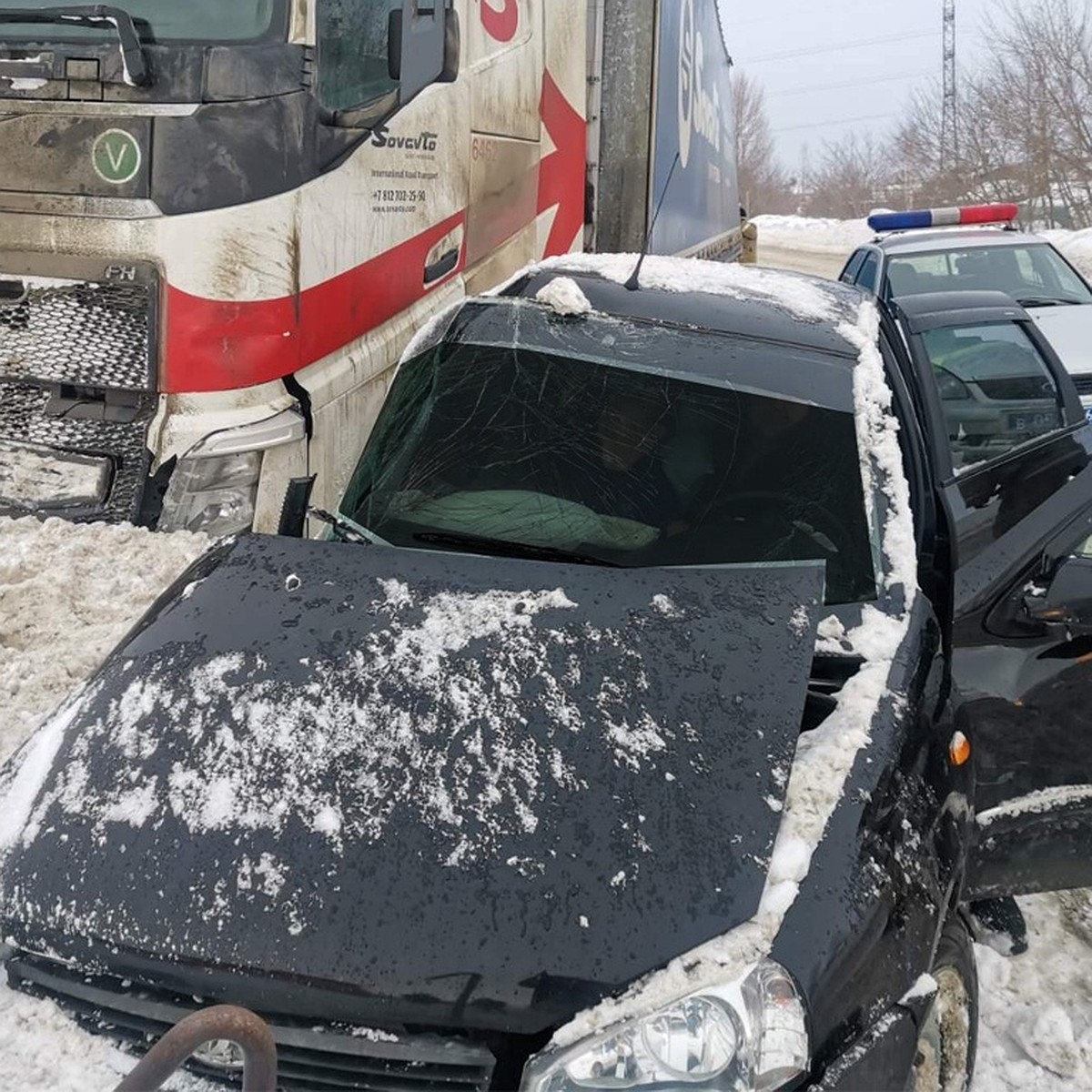 Пассажира легковушки зажало в салоне после ДТП с грузовиком под Тольятти -  KP.RU