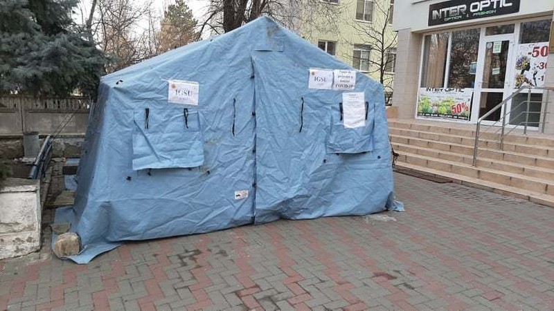 По городу установлены 16 палаток для тестирования на COVID-19.