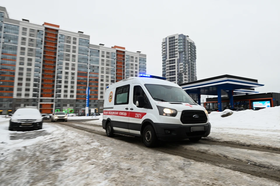 Мужчина упал на крышу лифта, пока в нем ехала женщина
