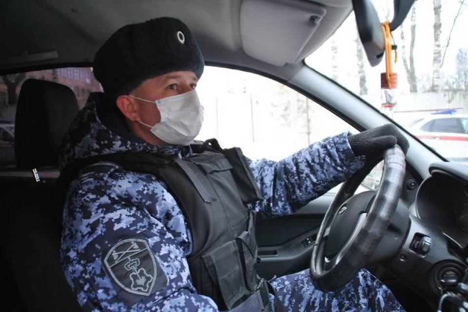 Экипаж Росгвардии задержали подозреваемого спустя 10 минут после приезда на место преступления. Фото: 43.rosguard.gov.ru