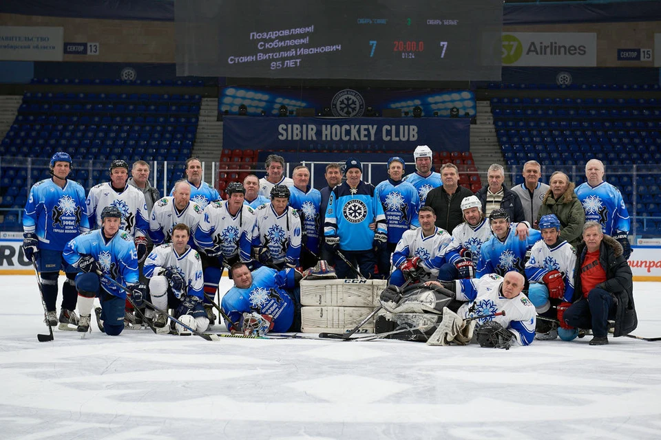 Ветеранские команды отметили юбилей Виталия Стаина (в центре) по-хоккейному, на льду. Фото: Дмитрий ДОЛГОПОЛОВ