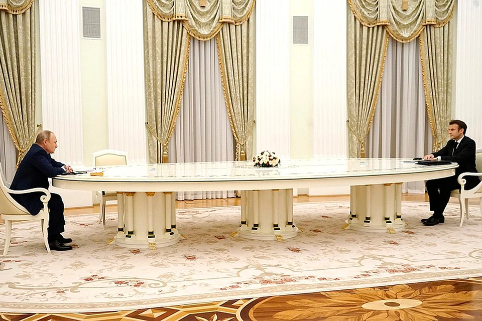 Встреча Владимира Путина и президента Франции Эмманюэля Макрона началась на час с лишним позднее, чем планировалось.