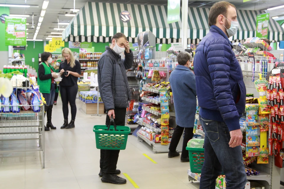 В популярном супермаркете Владивостока парень дошел до кассы с тремя корзинами просроченных продуктов