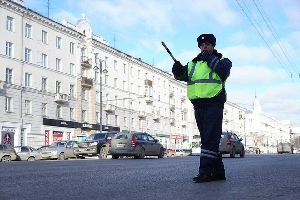 Инспекторы проверяют автомобили такси.