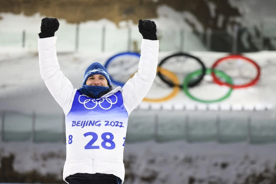Антон Смольский на пьедестале Олимпиады. Фото: biathlonworld.com