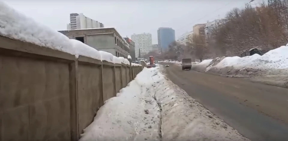 Жильцы пожаловались на сугробы. Фото: скриншот из видео пользователя социальных сетей