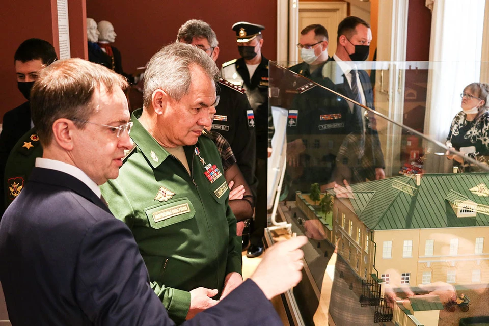 Министр обороны вместе с помощником президента Владимиром Мединским осмотрел экспозицию Музея военной формы Российского военно-исторического общества
