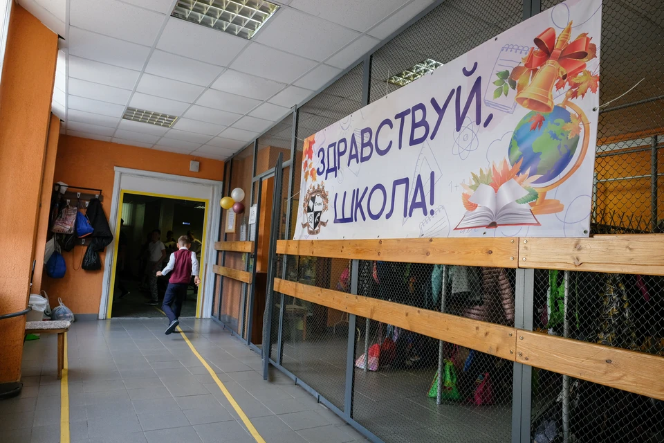 С 14 февраля старшеклассники вернутся в школу.