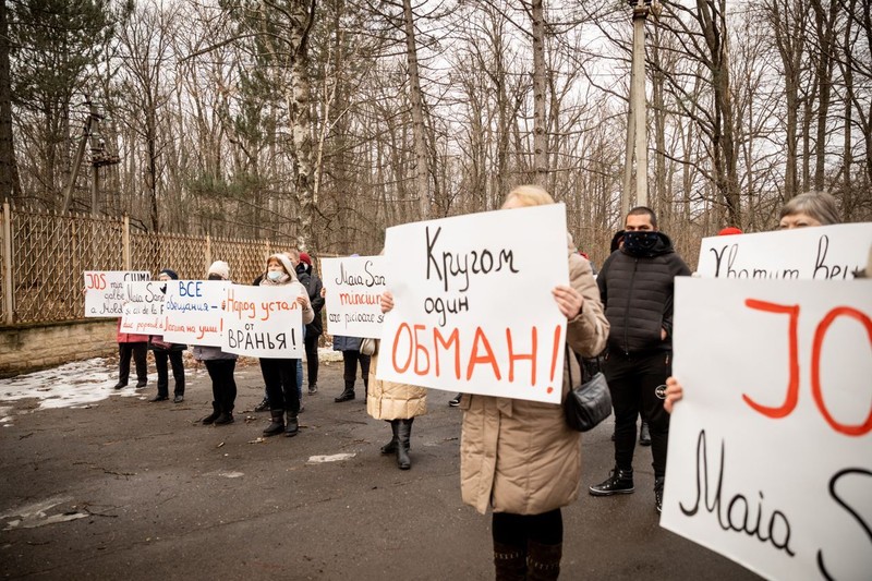 Флешмоб у виллы молдавского президента в Кондрице, организованный Партией «ШОР». Фото: partidulsor.md.