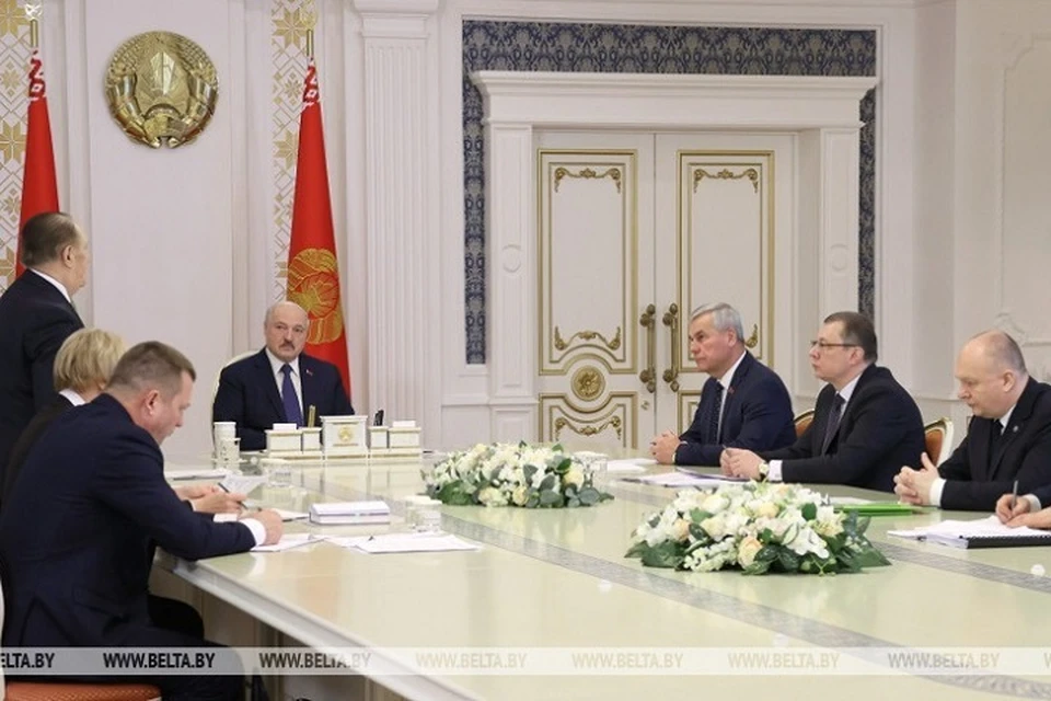 На совещании Александр Лукашенко заметил, что как подсудимые и осужденные, так и их родственники ждут, чтобы судопроизводство было максимально справедливым. Фото: БелТА