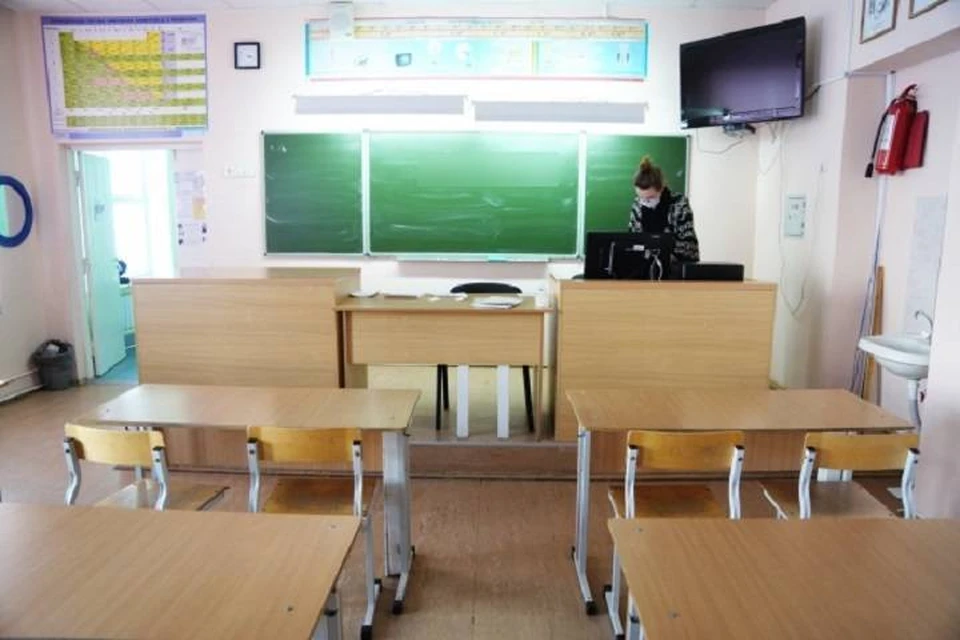 За выходные в школах проводятся генеральные уборки и обеззараживание.